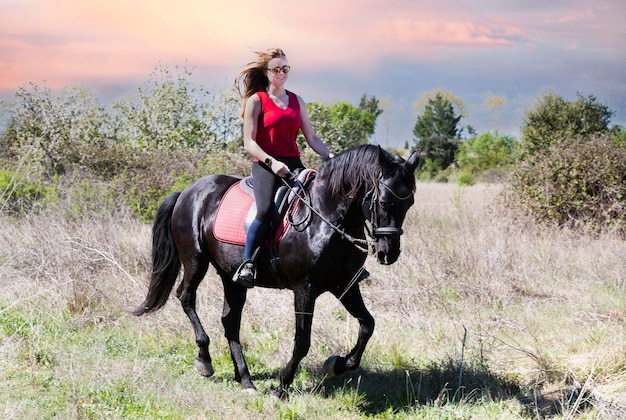 Reitmädchen und Pferd