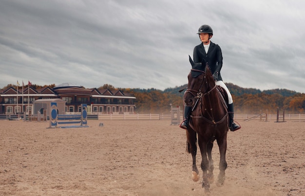 Reitsport Junges Mädchen reitet auf Pferd auf Meisterschaft