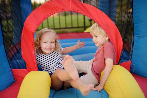 Reizend kleiner Junge und Mädchen, die Spaß im Freizeitzentrum für Kinder hat.