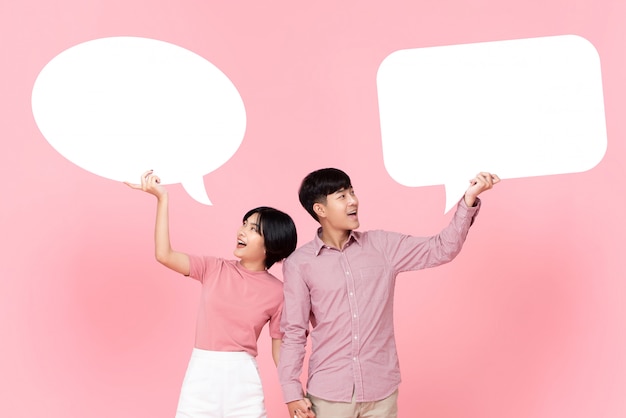 Reizende junge asiatische Paare mit Spracheblasen