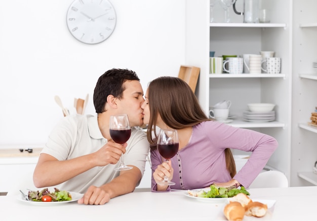 Reizende Paare, die einen Toast beim Essen eines Salats geben