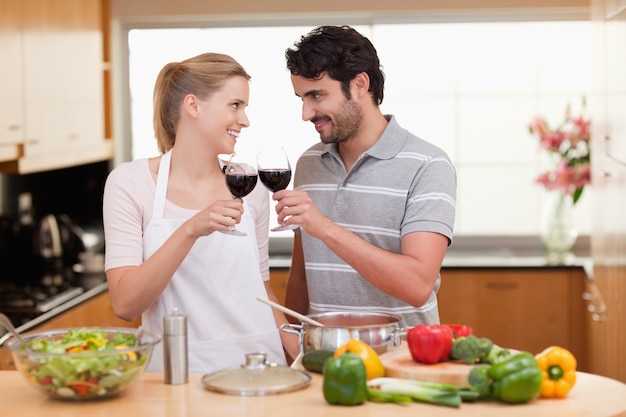 Reizendes Paar, das ein Glas Wein trinkt