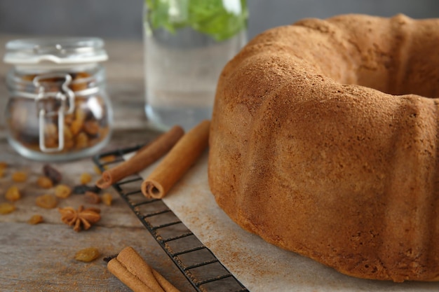 Rejilla para hornear con delicioso pastel de canela en la mesa