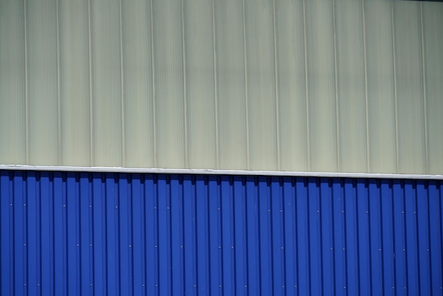 Foto rejilla metálica azul de un edificio