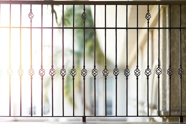 Rejilla de ventana de acero en la veranda de la casa para seguridad y hermoso concepto con sol