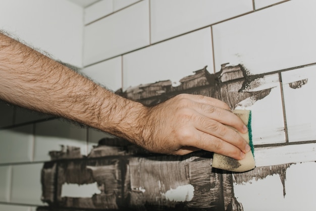 Foto rejuntado de baldosas en la cocina. reparar. cerdo de azulejos