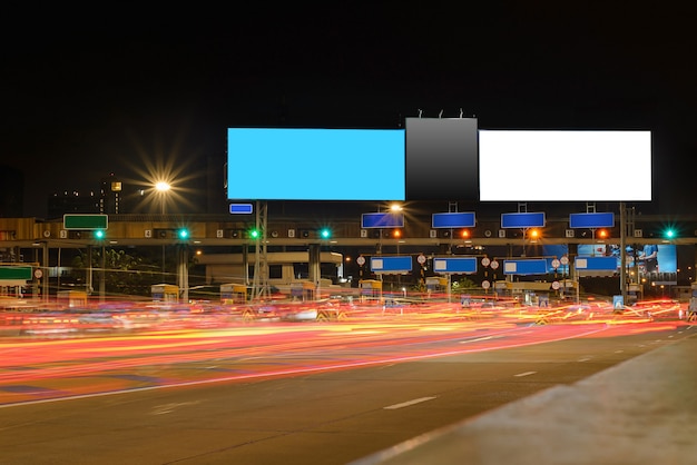 Foto reklametafeln auf der straße in der nacht für werbekommunikation