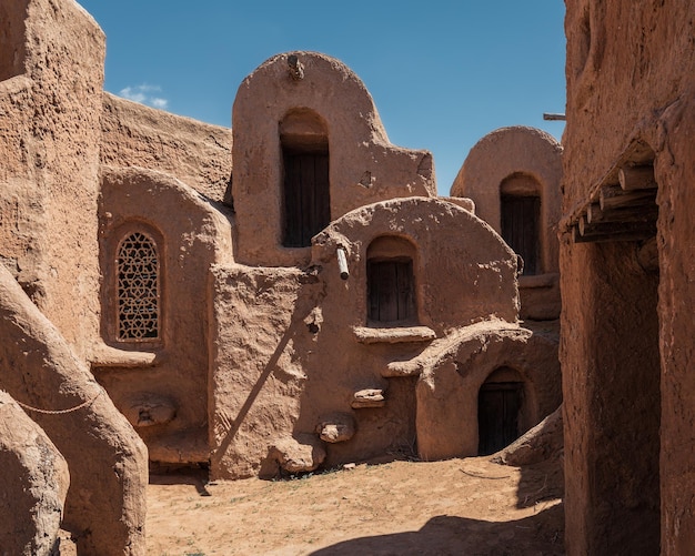 Rekonstruktion der antiken Stadt der Mongolen der Goldenen Horde mit Gebäuden aus Stein und Sand