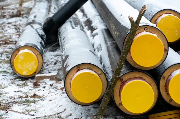 Rekonstruktion der Rohre des Zentralheizungssystems während des strengen Frosts Reparatur und Austausch der unterirdischen Verbindungen auf der Stadtstraße Austausch der Heizungsrohre im Winter