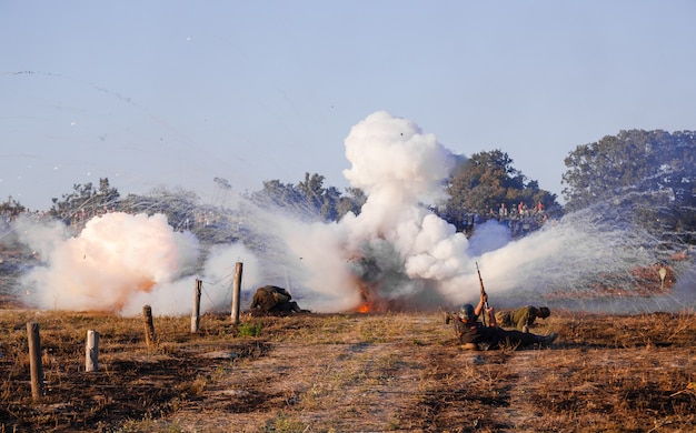 Rekonstruktion eines Kampfes mit Explosionen