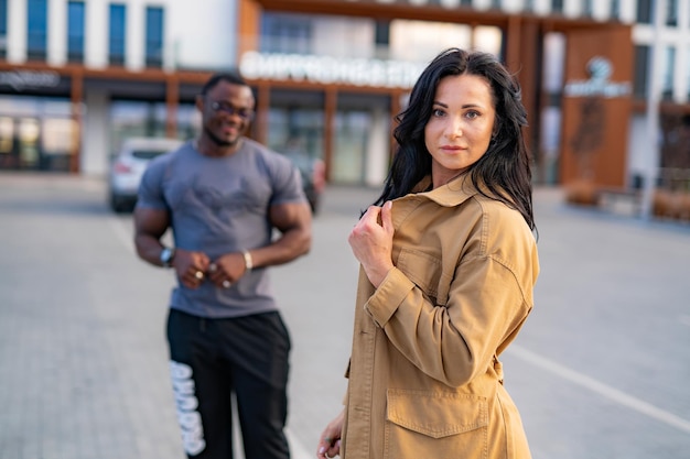 Foto relação de estilo de vida casual ao ar livre casal jovem e alegre atraente se divertindo juntos ao ar livre