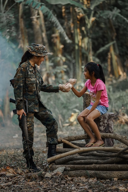 Relação de soldado com crianças