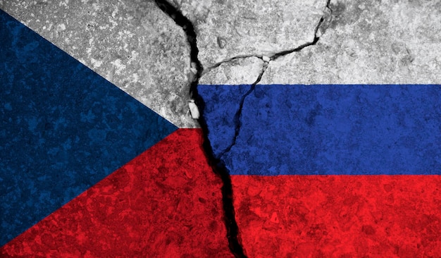 Relação política entre a república checa e as bandeiras nacionais da rússia em fundo de concreto rachado