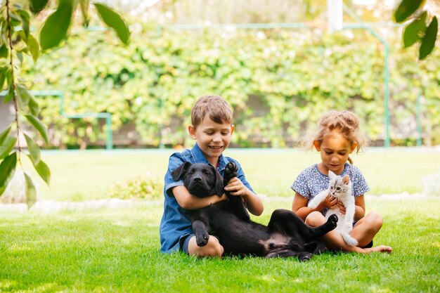 Relación cercana entre hermanos y sus mascotas.