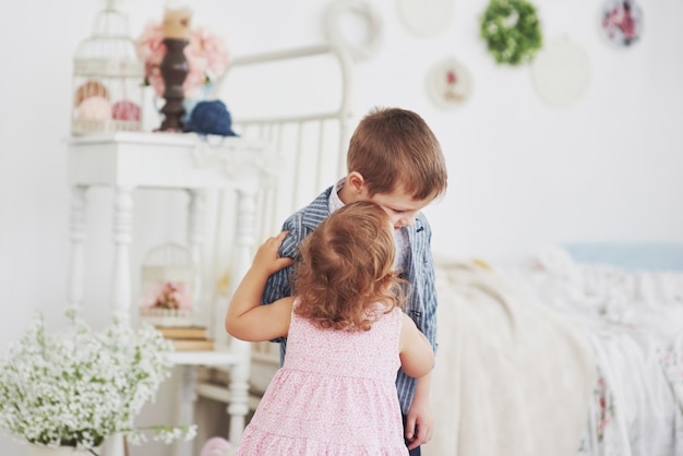 Relación entre dos niños pequeños. infancia feliz