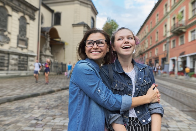 Relación padre y adolescente, abrazando sonriente madre e hija