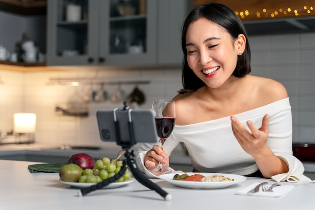 Relacionamento à distância de mulher sorridente de tiro médio