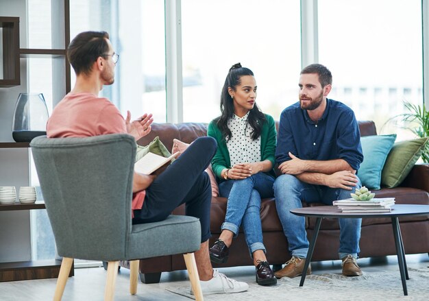 Relacionamento de casal e casamento com consultório de terapia e discussão com psicologia da comunicação e homem ou mulher psicóloga falante com terapeuta e funcionário com conselhos e ajuda