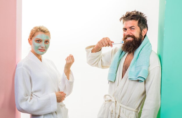 Relacionamento de casal homem barbudo com escova de dentes máscara facial cosmética tratamentos matinais saúde