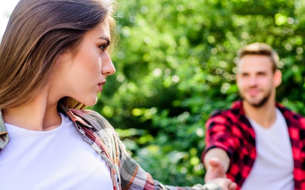 Relacionamento de casal siga-me casal ao ar livre natureza desfocada começando o relacionamento casal apaixonado se encontrando apresente-se de maneira respeitosa com as mulheres enquanto ainda é extrovertida