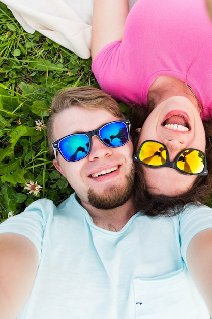 Foto relacionamento de viagens e conceito de pessoas lindo casal adorável tomando selfie top