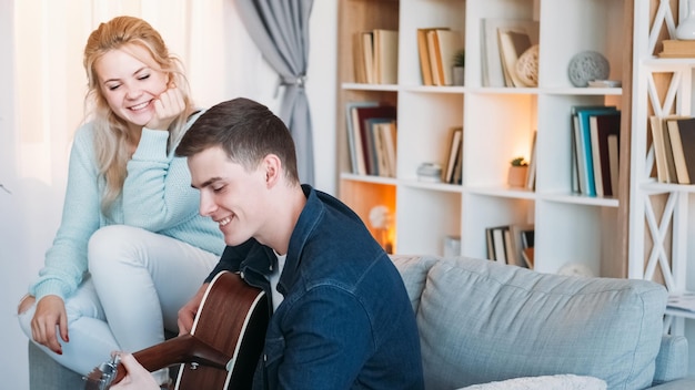 Relacionamento hobby casal romântico guitarra lazer homem criativo tocando instrumento de cordas para