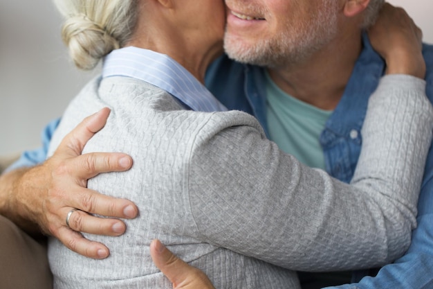 relacionamentos casamento e pessoas idosas conceito de close-up de casal de idosos abraçando