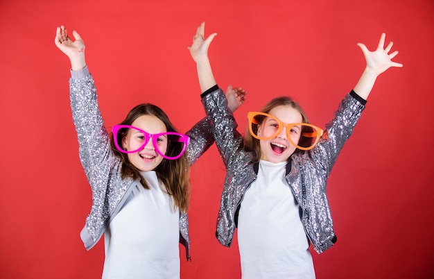 Relaciones amistosas hermanos Niños alegres sinceros comparten felicidad y amor Niñas anteojos grandes divertidos sonrisa alegre Fiesta de cumpleaños Infancia feliz Concepto de hermandad alegre y alegre