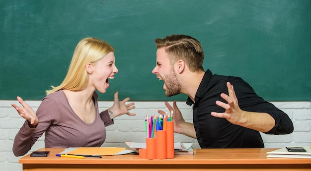 Relaciones entre compañeros de clase Los estudiantes se comunican en el fondo de la pizarra en el aula Violencia y acoso Comunicación entre compañeros de grupo Amistad y relaciones Solución de compromiso Relaciones universitarias