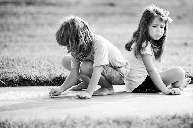 Relaciones infantiles y adaptación pareja de niños jugando al aire libre niño y niña triste en el parque