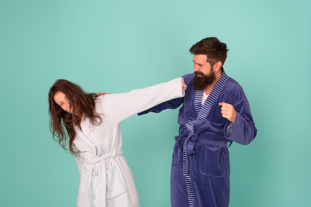 Relações de aconselhamento sobrevivendo à quarentena. Rotina matinal. Casal com sono enfrenta roupas domésticas. Pijama o dia todo. Fundo azul de pessoas com sono. Casal apaixonado, roupões de banho. Sonolento e fraco pela manhã.