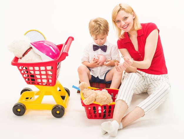 Relações familiares. Filho com mãe joga na loja. Jogando supermercado.