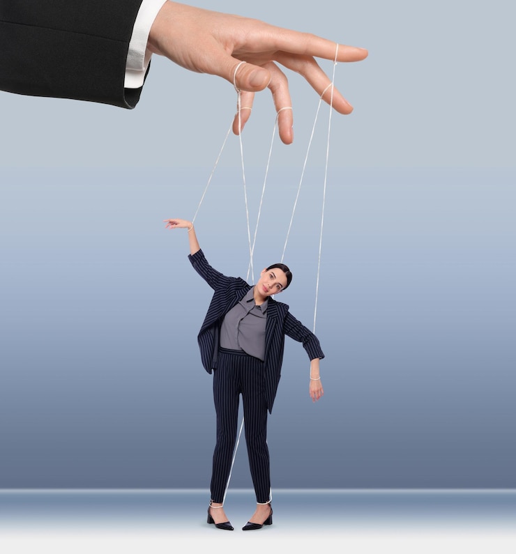 Foto relações humanas demonstradas em show de marionetes trabalhador manipulado por diretor ou gerente em fundo azul claro