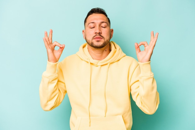 Se relaja después de un duro día de trabajo, ella está realizando yoga.