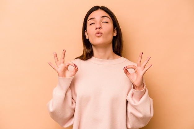 Se relaja después de un duro día de trabajo, ella está realizando yoga.