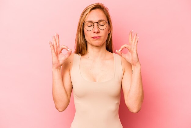 Se relaja después de un duro día de trabajo, ella está realizando yoga.