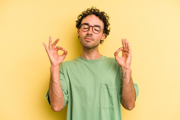 Se relaja después de un duro día de trabajo, ella está realizando yoga.