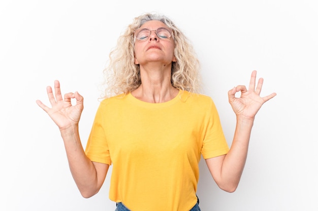 Se relaja después de un duro día de trabajo, ella está realizando yoga.