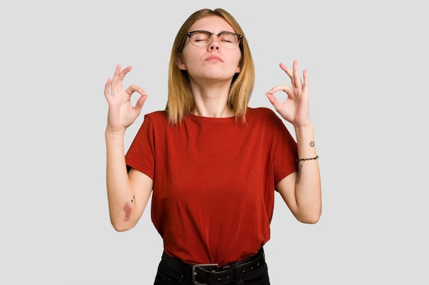 Se relaja después de un duro día de trabajo, ella está realizando yoga.