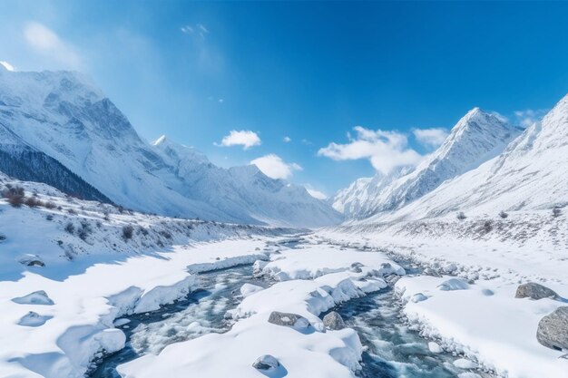 Las relajadas y alegres montañas cubiertas de nieve se elevaban hacia las nubes con hielo, nieve, cielo azul y