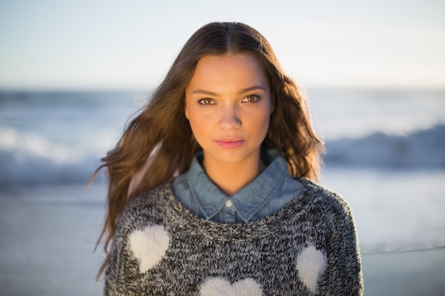 Relajado hermosa mujer con pullover posando