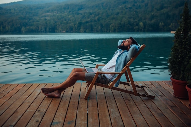 Foto relajado junto al hermoso lago.