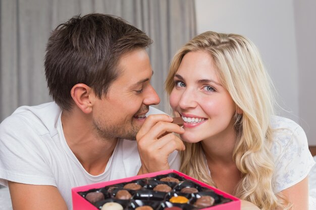 Relajado pareja feliz comiendo dulces