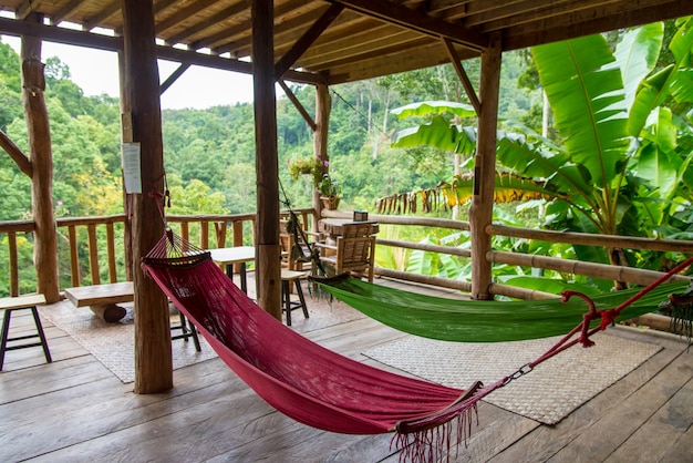 El relajante en la choza de bambú del bosque