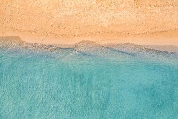 Relajante escena de playa aérea, banner de plantilla de vacaciones de verano. Las olas surfean con un azul asombroso