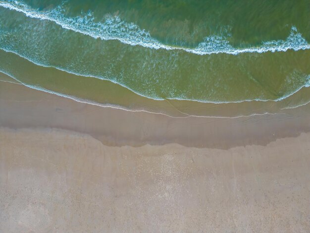 Relajante escena de playa aérea vacaciones de verano banner de plantilla de vacaciones Olas de surf con increíble océano azul laguna mar costa costa Perfecta vista aérea drone vista superior Tranquila playa brillante junto al mar