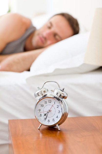 Foto relajante hombre durmiendo en su cama