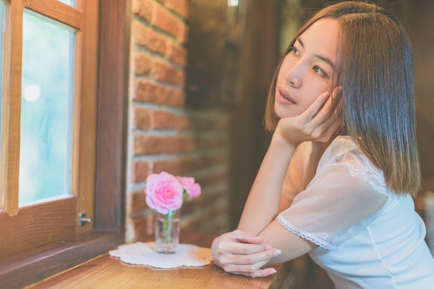 Relajante mujer retratos en cafeterías