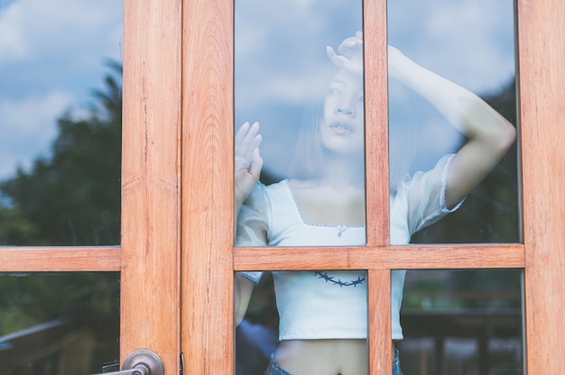 Relajante mujer retratos en cafeterías