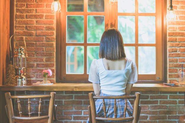 Relajante mujer retratos en cafeterías